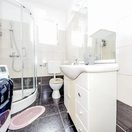 4 By Interhome شقة